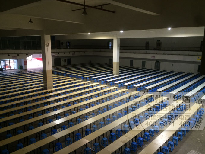 <b>中博博览中心小升初测试长条桌塑料方凳布置</b>