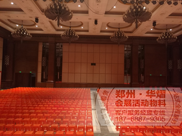 天地华府开盘盛典红色塑料方凳布置