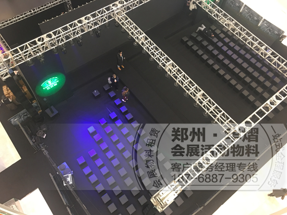 郑州丹尼斯大卫城达衣岩春装发布会黑色沙发凳